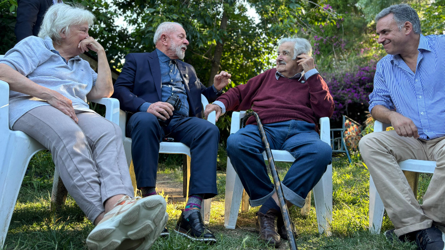 LUCÍA CON LULA, EL PEPE Y YAMANDÚ (699MPP)