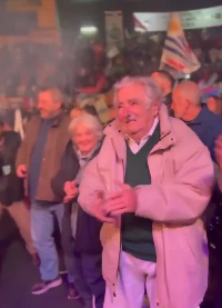 EL PEPE MUJICA CELEBRA LA VICTORIA DEL FA