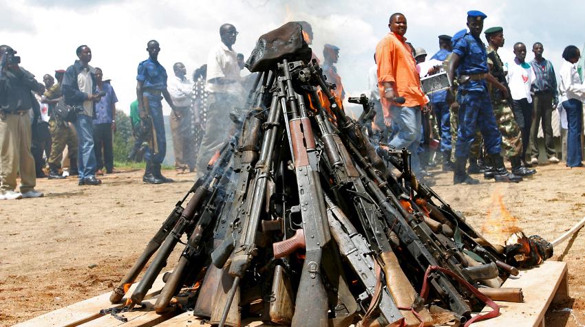 La solución negociada de los conflictos militares y el desarme son alternativas contra la creciente militarización mundial. Foto Martine Perret_ONU_Burundi