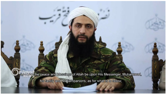 Una captura de imagen tomada de un vídeo difundido el 28 de julio de 2016 por la televisión por satélite Orient News, con sede en Dubái, muestra al jefe del Frente Al-Nusra en Siria, Abu Mohamad al-Jolani, pronunciando un discurso desde un lugar no revelado, en el primer vídeo en el que aparece su rostro que se difunde. © AFP, HO