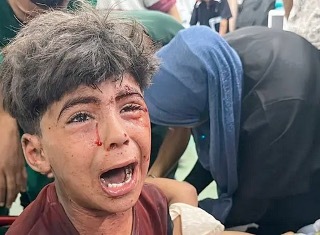 Niño palestino llora pérdida de seres queidos