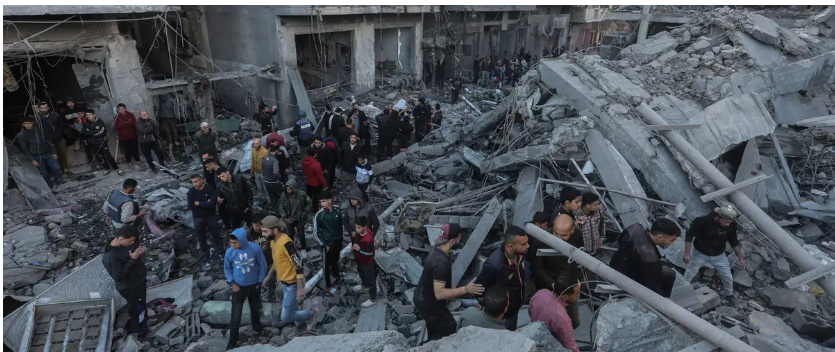 Rescatistas buscan en los escombros de un edificio derruido el viernes por los bombardeos en Nuseirat. Imagen: Omar Ashtawi/apaimagesIMAGO