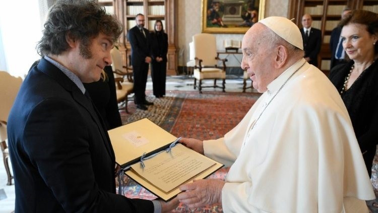 A pesar de los insultos durante su campaña electoral el presidente argentino Javier Milei fue recibido el 12 de febrero de 2024 en el Vaticano por el Papa Francisco. Foto Vaticano news