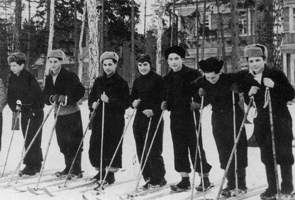 Niños republicanos españoles en Rusia aprendiendo a esquiar en invierno. - Foto: Asociación Guerra y Exilio (AGE)