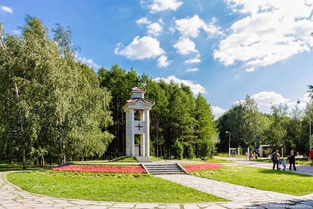 PARQUE DE LA VICTORIA MOSCÚ MONOLITO DEDICADO A LOS REPUBLICANOS ESPAÑOLES CAÍDOS EN LA GRAN GUERRA PATRIA