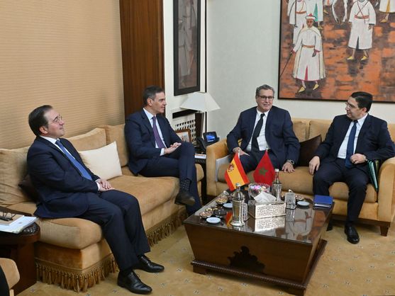José Manuel Albares, Pedro Sánchez, el primer ministro de Marruecos, Aziz Akhannouch, y el ministro de Asuntos Exteriores marroquí, Nasser Bourita, en Rabat, en febrero de 2024. (EFE/Jalal Morchidi Pool)