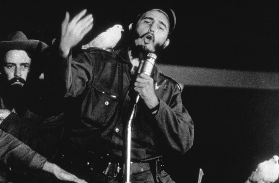 FIDEL Las palomas, junto al líder de la Revolución, quedaron en la historia como signo de la libertad recién conquistada, 8 de enero de 1959. Foto: Libro Caravana de La Libertad de Luis Báez y Pedro de la Hoz.