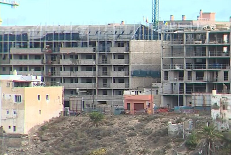 Una pequeña casa terrera entre dos grandes edificios en construcción en Guanarteme / RTVC