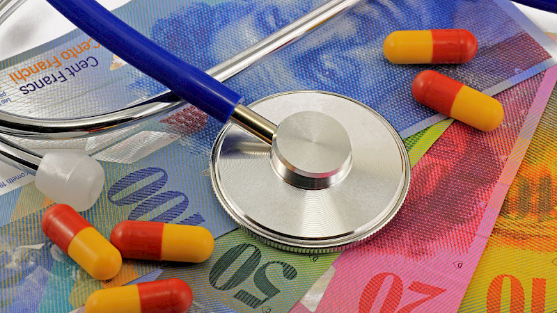 Todo habitante de Suiza debe tener un seguro de salud contraido con una Caja privada. Anualmente aumenta entre un 5 y un 10% según los diferentes cantones alcanzando los 6 mil dólares anuales. SSP