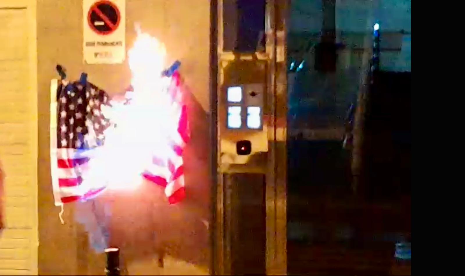 CANARIAS INSUMISA QUEMA UNA BANDERA USA FRENTE AL CONSULADO EN LPGC