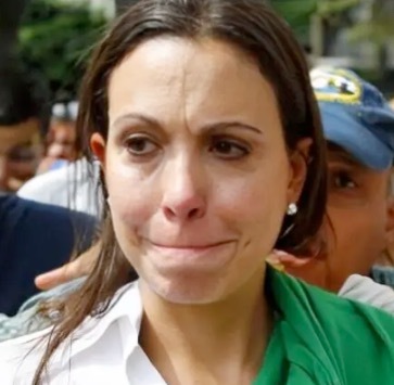 Corina Machado con la boca cerrada