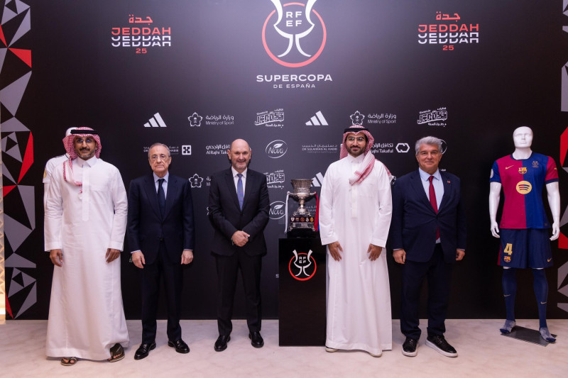 Florentino Pérez, Rafael Louzán y Joan Laporta, junto a dos autoridades saudíes. / RFEF