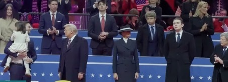 Donald y Melanie miran en direcciones contrarias
