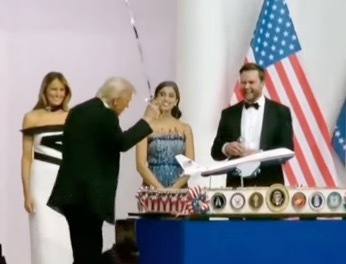Trump baila espada en mano