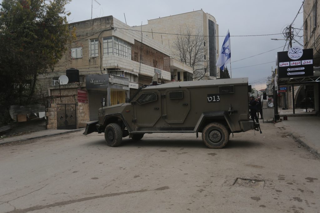 El ejército israelí continúa sus ataques en la ciudad cisjordana de Yenín el 22 de enero de 2025. (Foto: Mohammed Nasser/APA Images)