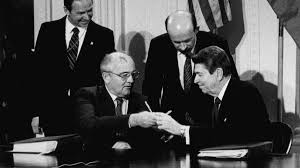 GORBACHOV REAGAN FIRMANDO LA VICTORIA CAPITALISTA EN EUROPA