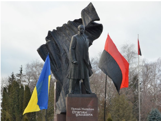 BANDERA, MONUMENTO EN TERNOPIL, UCRANIA