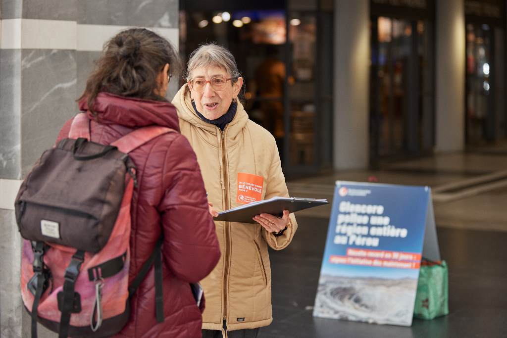 Más de 10 mil voluntarios se movilizaron en enero para recolectar casi 184 mil firmas de la iniciativa por Multinacionales Responsables. Stand en la ciudad de Friburgo
