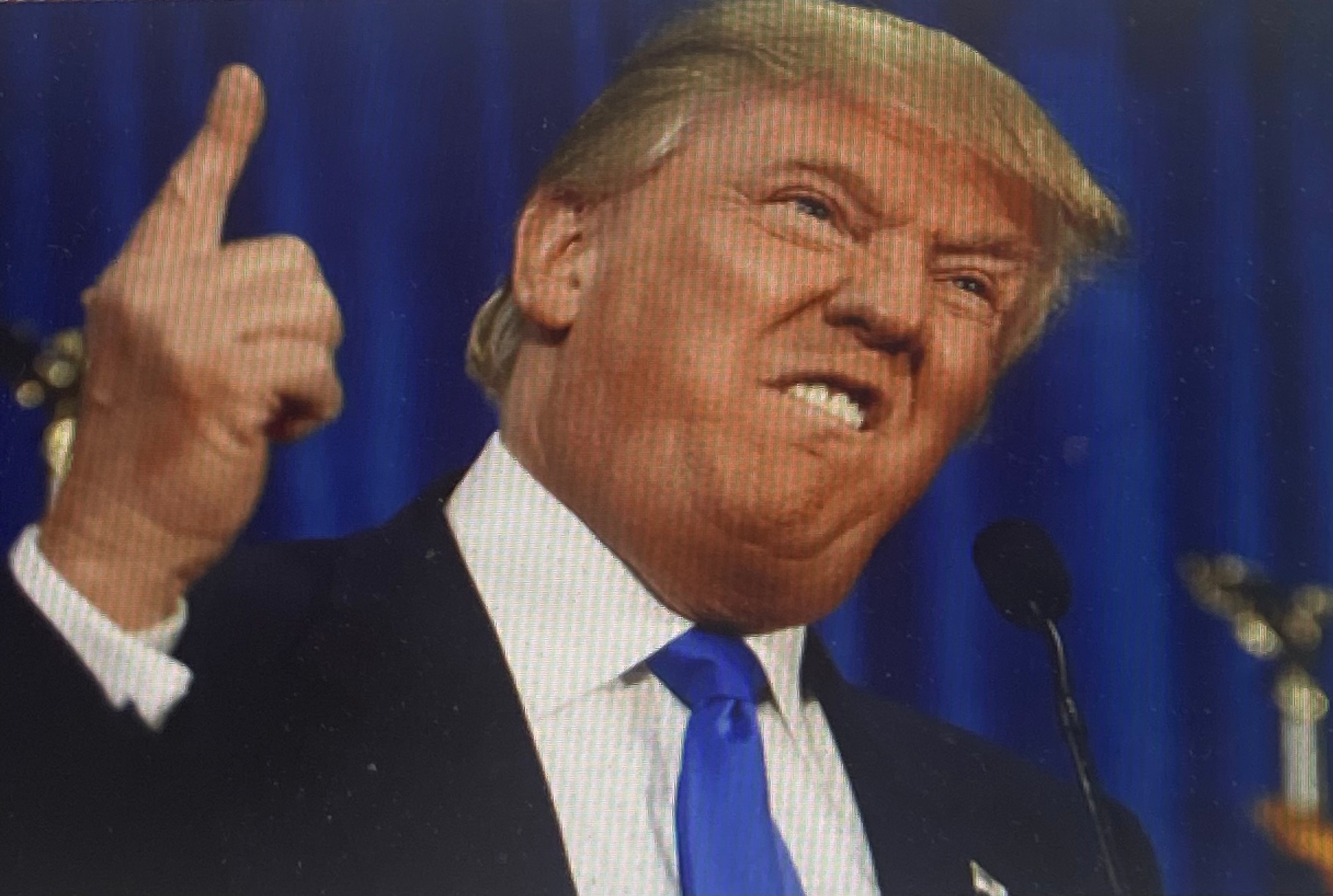 Trump levanta el dedo y enseña los dientes