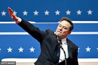 Musk con el brazo alzado