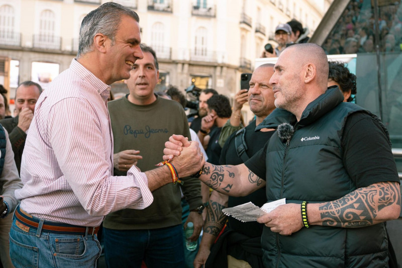Daniel Esteve saluda al diputado de Vox Javier Ortega Smith durante un acto convocado por la asociación 'Una policía para el siglo XXI' en mayo de 2024. / X (@daniesdsk)