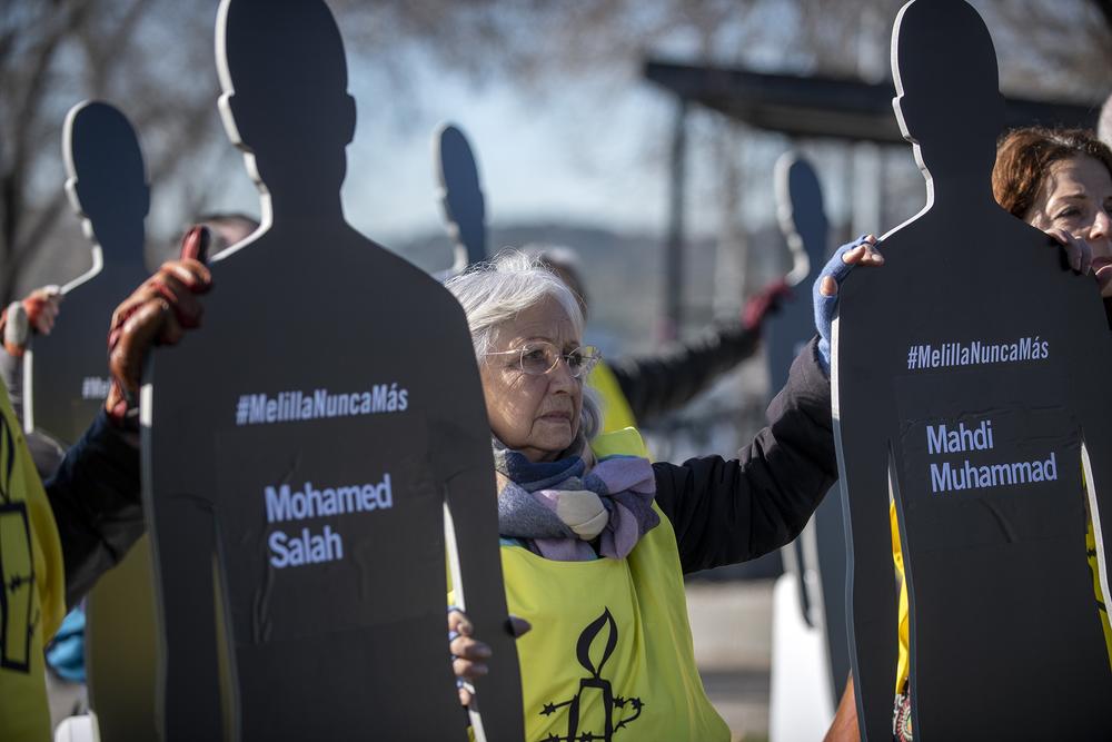 Una activista durante la acción ante la Moncloa en 2023 para denunciar la masacre de Melilla. Álvaro Minguito