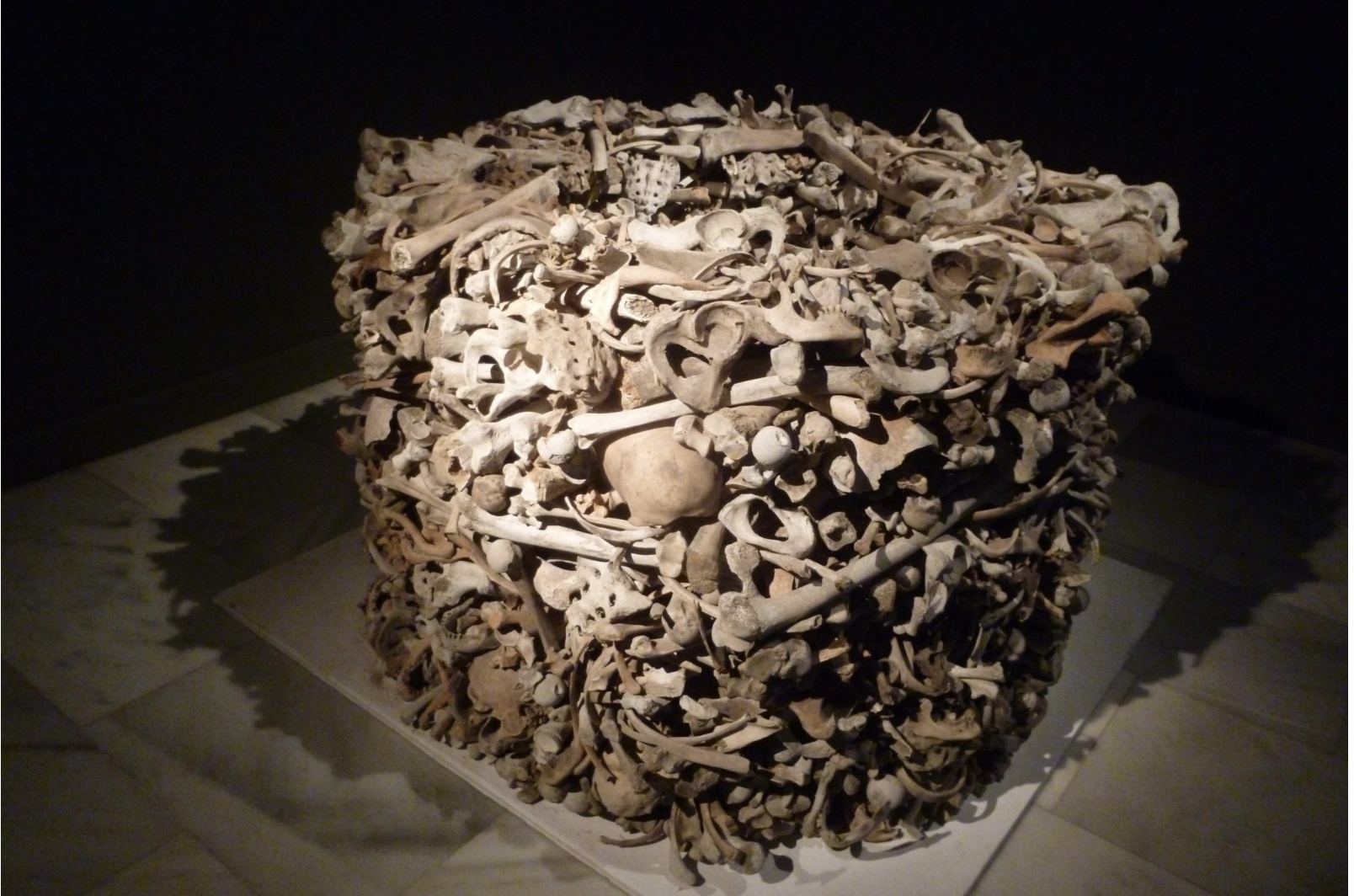 MOMIAS GUANCHES Escultura cilíndrica con huesos de antiguos canarios, en la exposición de la sala San antonio Abad, Vegueta, titulada Umbral 2017