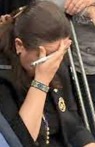 Oksana se lleva las manos a la cabeza