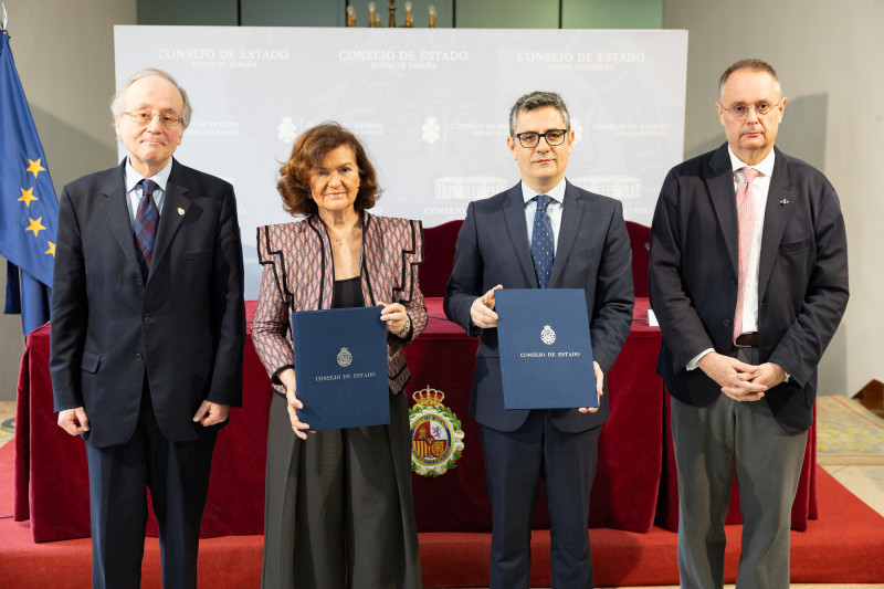 Carmen Calvo y Félix Bolaños junto a Manuel Tuero (derecha), director del BOE, y Leopoldo Calvo-Sotelo Ibáñez-Martín (izquierda), letrado del Consejo de Estado. Febrero de 2025. / David Corral