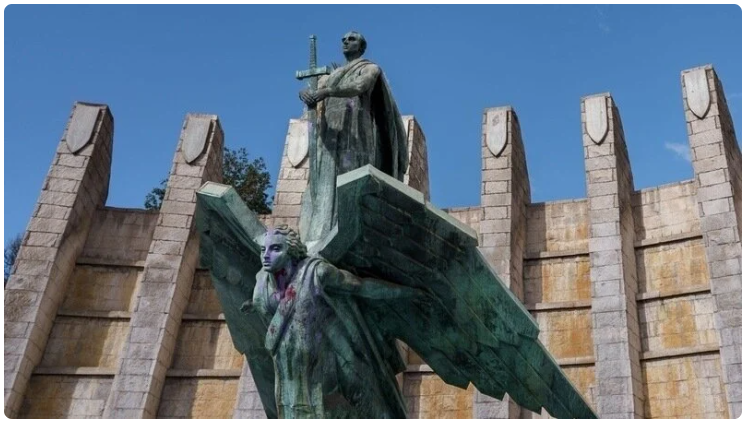 MONUMENTO A FRANCO Fotografía de Ramón de La Rocha.