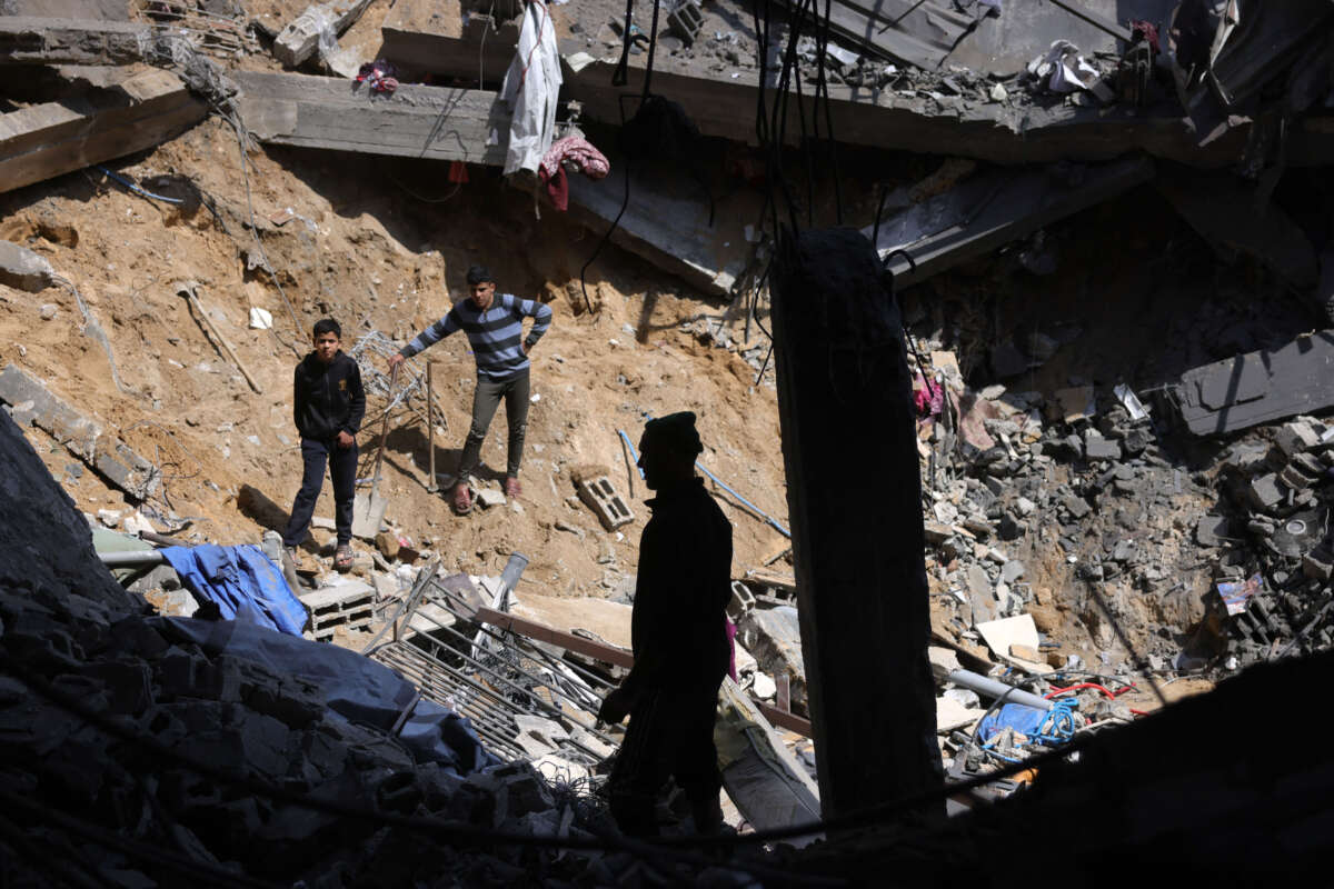 PALESTINA La gente busca supervivientes entre los escombros de un edificio destruido en un ataque militar israelí nocturno en Jabaliya, en el norte de la Franja de Gaza, el 18 de marzo de 2025.
Bashar Taleb / AFP vía Getty Images