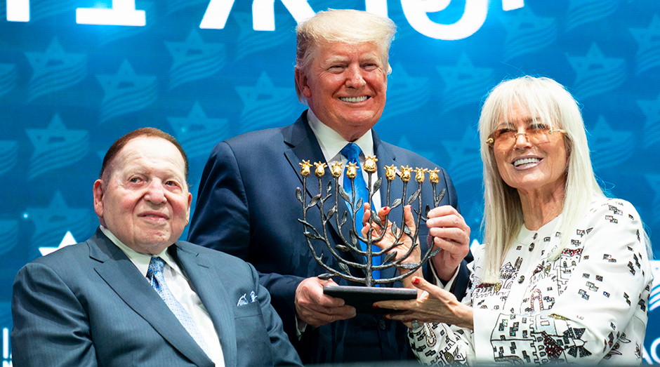 TRUMP El presidente Donald Trump recibe una menorá de manos de Miriam y Sheldon Adelson en la Cumbre Nacional del Consejo Israelí-Americano, el 7 de diciembre de 2019, en Hollywood, Florida. (Casa Blanca, Joyce N. Boghosian)