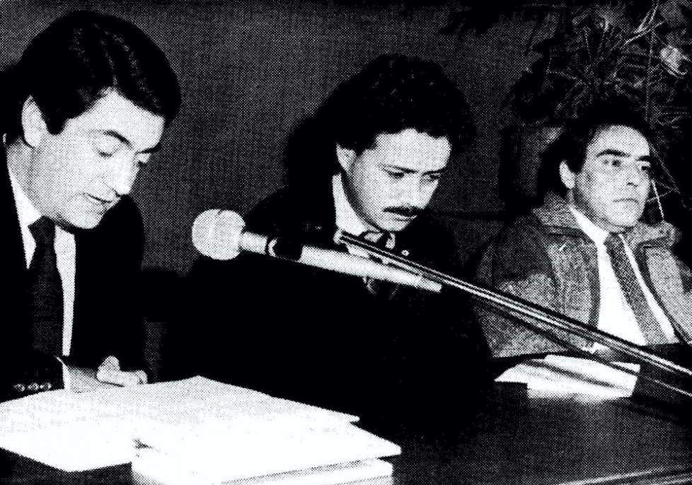 Presentación de Tinta en el Club Prensa Canaria. De izquierda a derecha: Miguel Martinón, Andrés Sánchez Robayna y Eugenio Padorno. Foto de Juan Gregorio publicada en el Diario de Las Palmas, 5 de enero de 1982