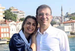 Opositor democrático Imamoglu y su esposa