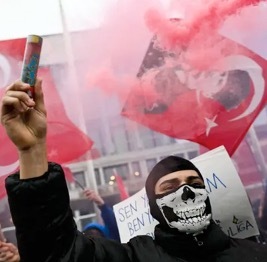 Protestaanti-Erdogan con bandera de Ataturk