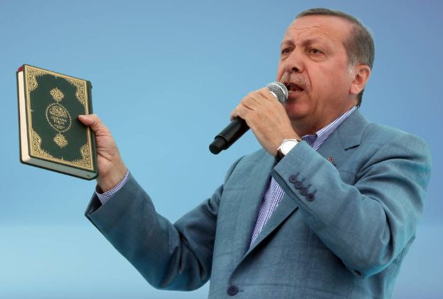 ERDOGAN CON EL CORÁN