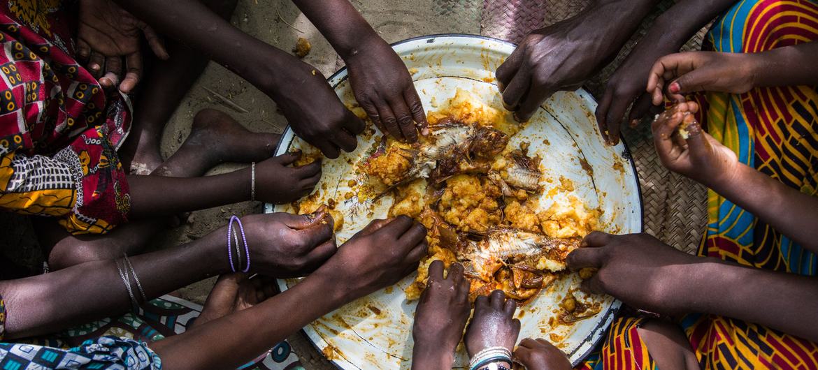 Deuda o alimentos para los pueblos, una disyuntiva esencial para decenas de países.  Niños comiendo su almuerzo en una aldea en Tagal, Chad. Foto Vincent Tremeau UNICEF