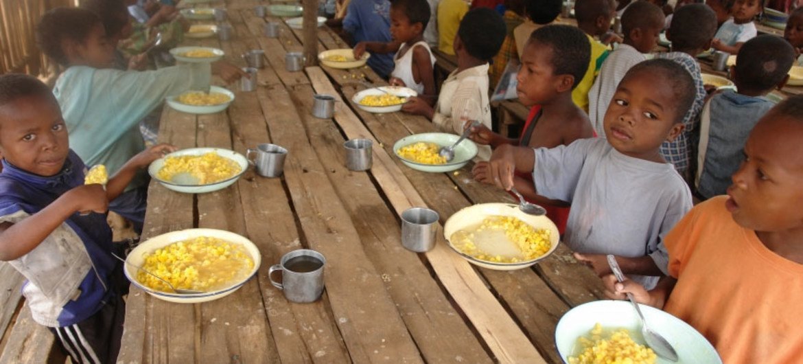 Pagar la deuda o asegurar el derecho a la alimentación. Almuerzos escolares en las escuelas de Madagascar, una iniciatica del Programa Mundial de Alimentos. Foto Volana Rarivoson PMAWFP