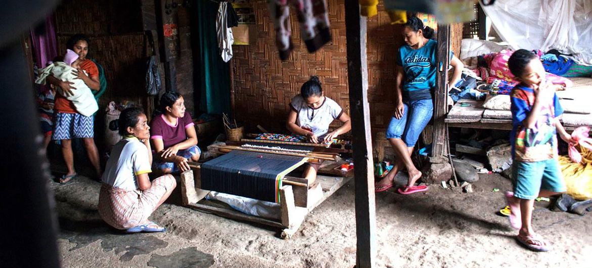 POBREZA ©PNUD El alto endeudamiento de los países pobres genera aún más pobreza.