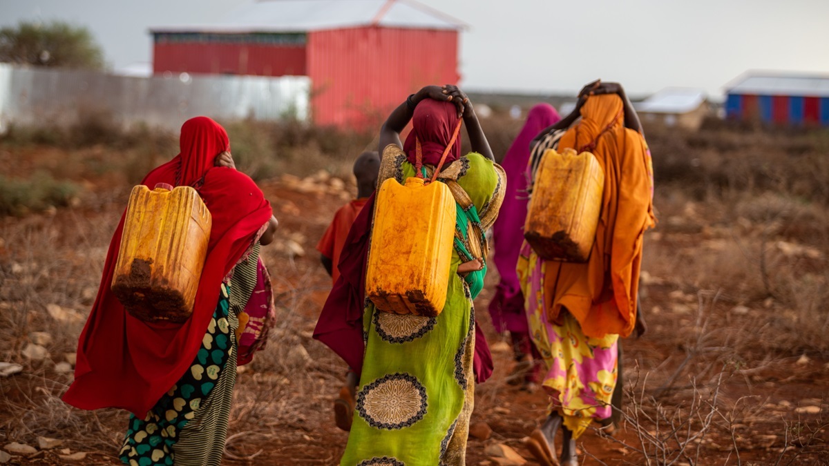 POBREZA © Shutterstock/sntes | Mujeres recorren kilómetros para conseguir agua potable en Baidoa, Somalia. La carga de la deuda pública puede mermar la capacidad de los países para invertir en servicios e infraestructuras esenciales.
