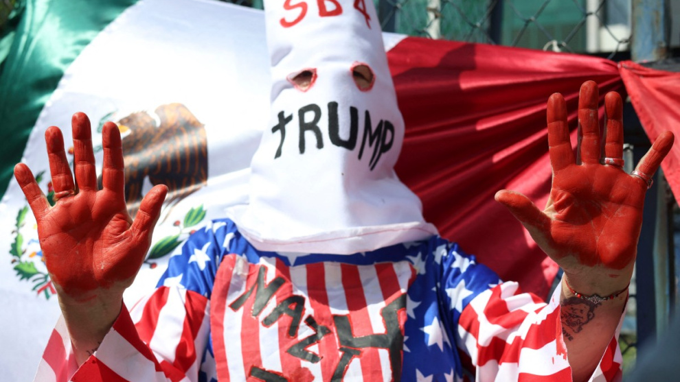 Un manifestante vestido como miembro del Ku Klux Klan se manifiesta contra la toma de posesión de Trump en Ciudad de México.AFP