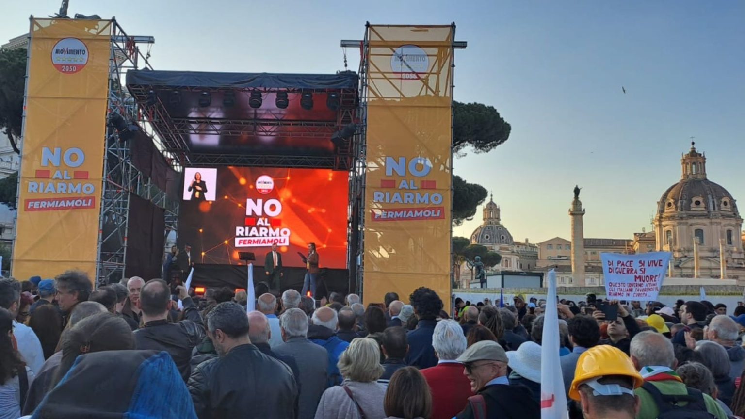 La manifestación del 5 de abril contra la militarización de Europa convocó unas 100 mil personas en Roma, Italia. Foto Radio Popolare