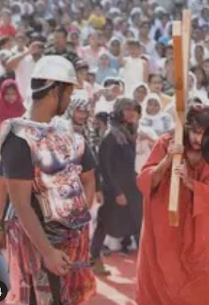 Procesión representando a Jesús camino del Calvario
