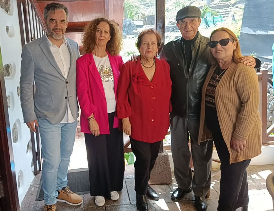 Pedro Anatael Meneses con Fidela Velázquez y Ezequiel Domínguez, que fueron alcaldesa y alcalde de San Juan de la Rambla y con dos concejalas del Grupo del PSOE