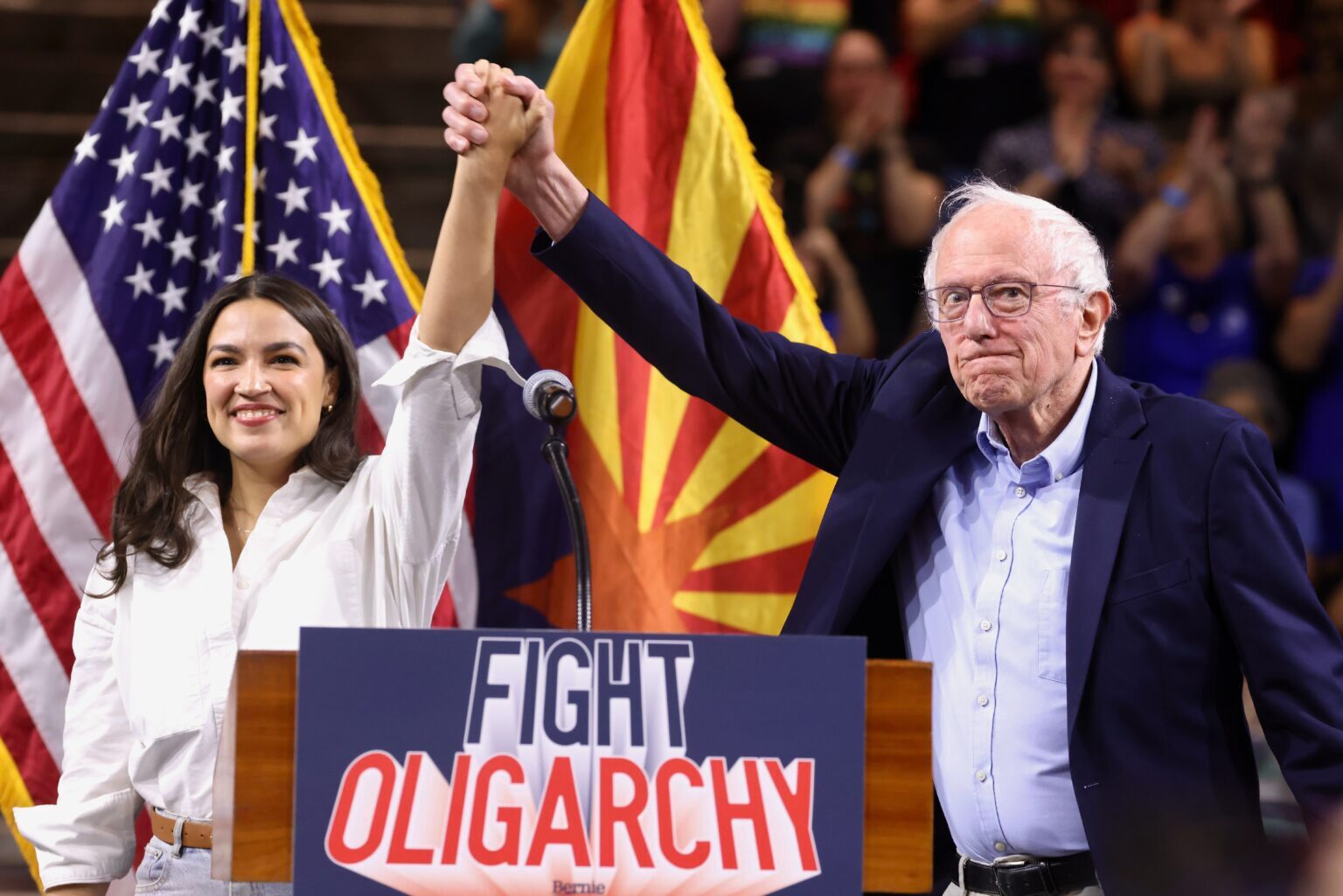 BERNIE SANDERS Y ALEXANDRIA OCASIO-CORTEZ en un mitin de "Lucha contra la Oligarquía" en el Mullett Arena de Tempe, Arizona, en marzo. (Gage Skidmore/Flickr/CC BY-SA 2.0)