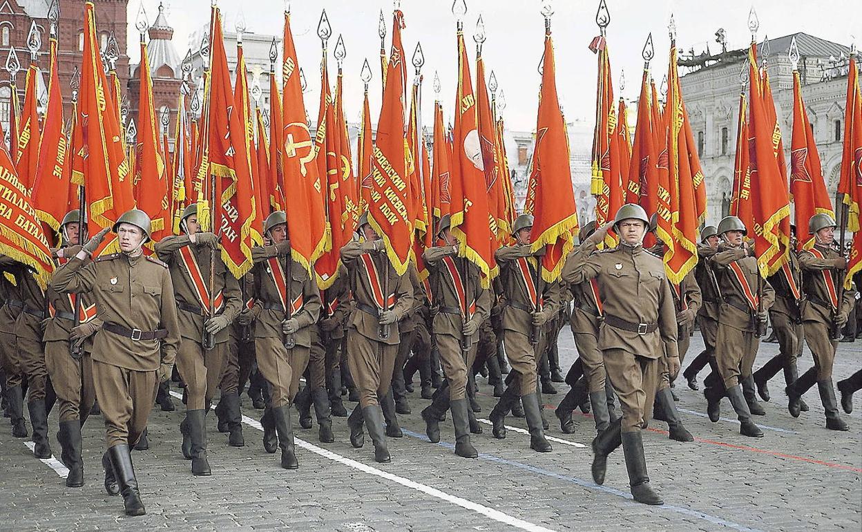 TROPAS CON EL UNIFORME Y BANDERAS DEL EJÉRCITO ROJO, EN EL DESFILE DE LA VICTORIA 2022