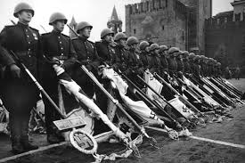 ESTANDARTES NAZIS CAPTURADOS POR EL EJÉRCITO ROJO MOSTRADOS EN EL DESFILE DE LA VICTORIA DE 1945