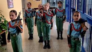 NIÑAS DISFRAZADAS DE LEGIONARIAS