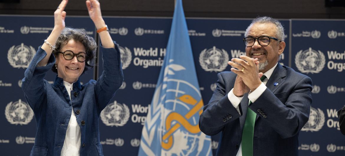 El director general de la OMS, Tedros Adhanom Ghebreyesus (derecha),  celebra la conclusión de las negociaciones del Acuerdo sobre pandemia el 16 de abril de 2025. Foto Christopher Black _OMS