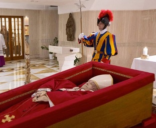 El cuerpo yacente del Papa